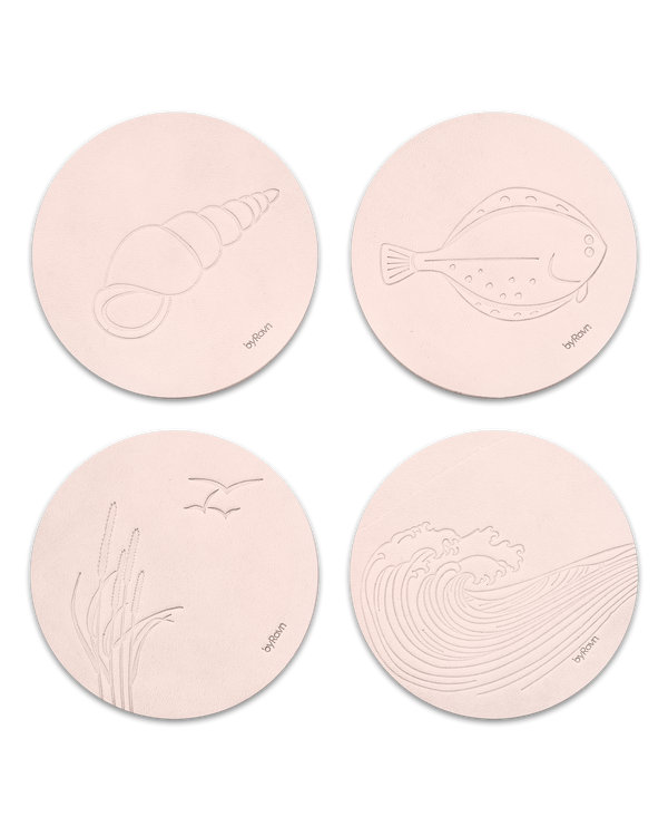 MOKKA Sommerhaus-Untersetzer von byRavn aus naturfarbenem Leder, 4 Motive: Muschel, Plattfisch, Strandhafer mit Möwen und Welle
