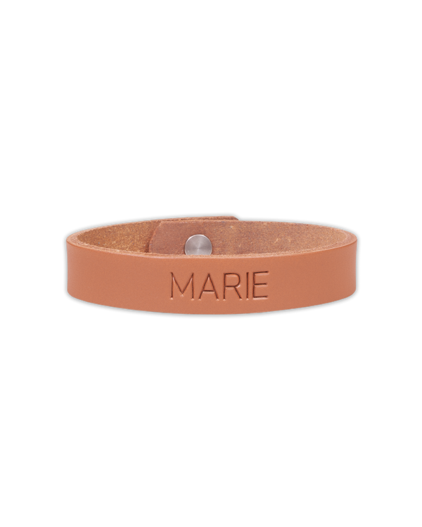 MONO Lederarmband von byRavn aus cognacfarbenem Leder mit graviertem Namen "Marie" und Druckknopf aus Stahl