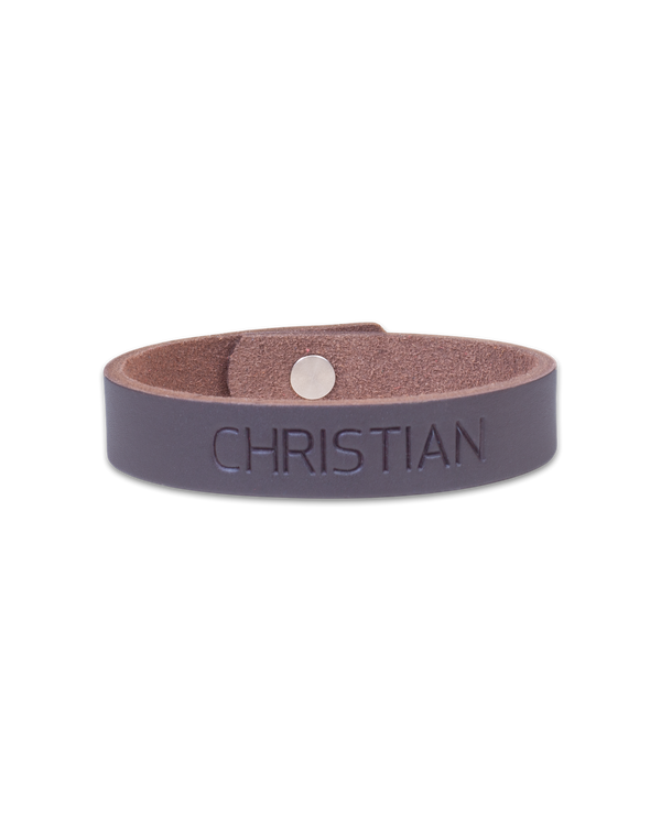 MONO Lederarmband von byRavn aus dunkelbraunem Leder mit graviertem Namen "Christian" und Druckknopf aus Stahl