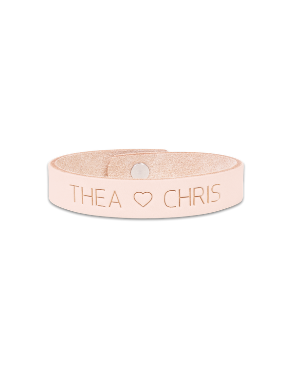 MONO Lederarmband von byRavn aus naturfarbenem Leder mit der Gravur "Thea ♡ Chris" und Druckknopf