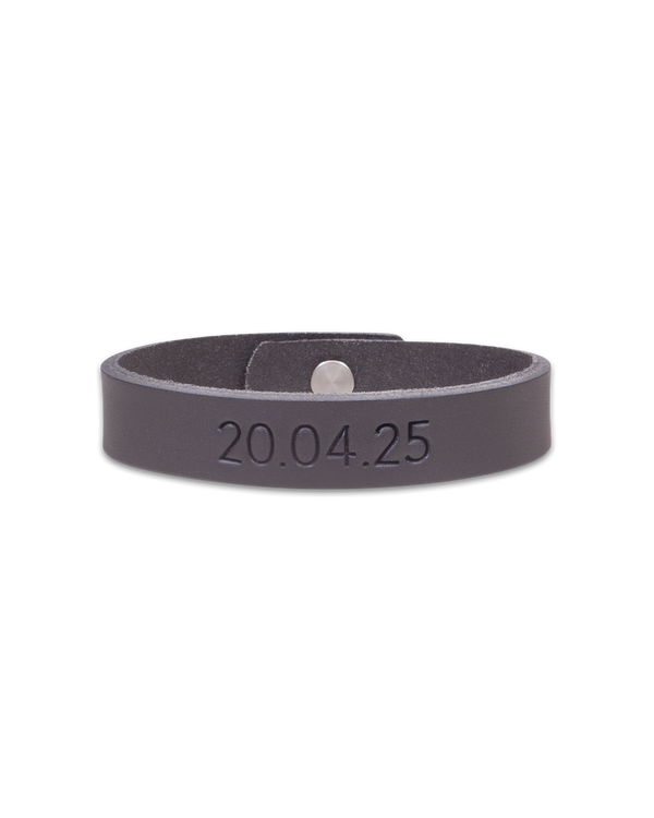 MONO Lederarmband von byRavn aus schwarzem Leder mit graviertem Datum "20.04.25" und Druckknopf aus Stahl