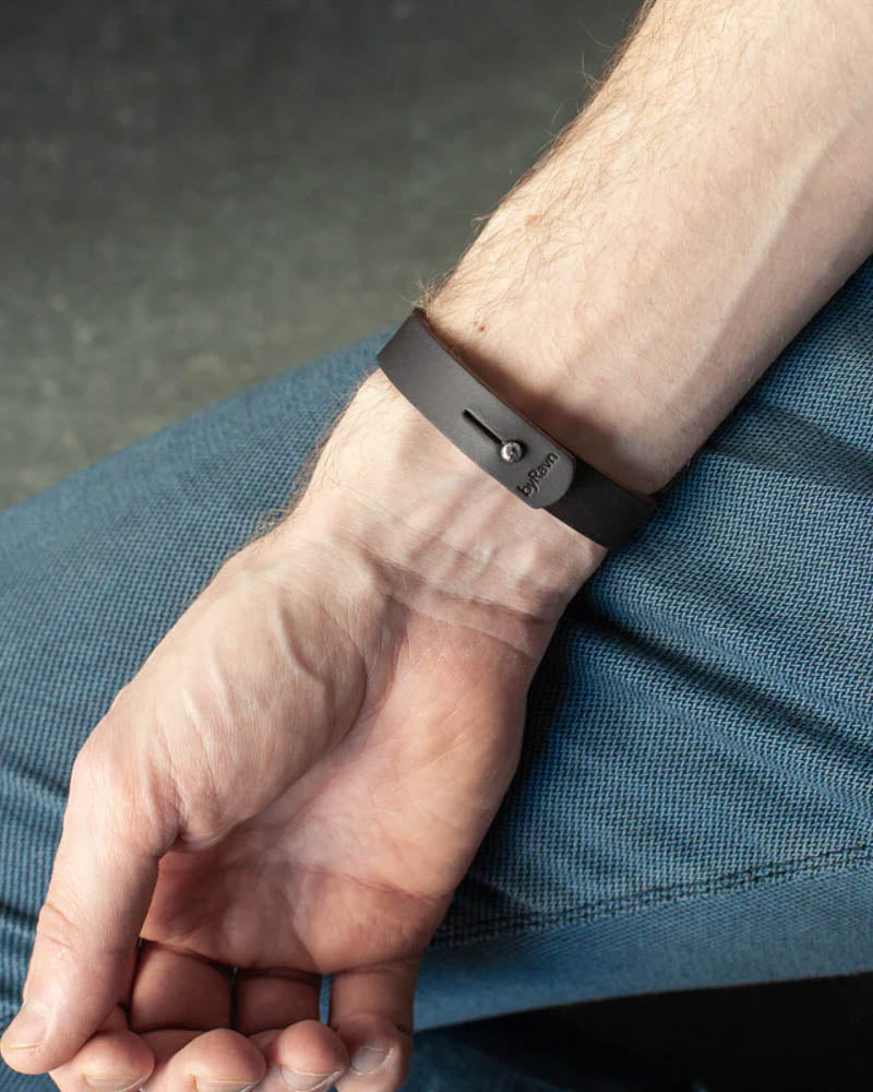 MONO Lederarmband in Dunkelbraun von der Innenseite mit Druckknopf aus Stahl und byRavn-Prägung am Handgelenk
