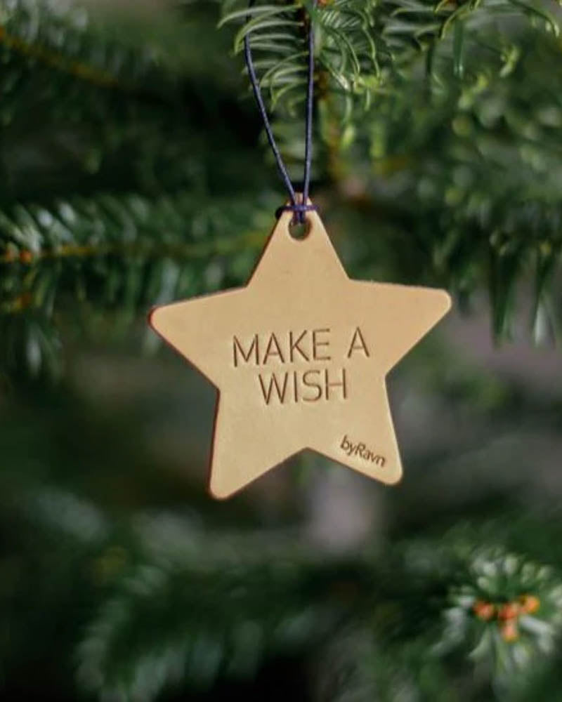 NORTH Weihnachtsstern aus naturfarbenem Leder mit der Gravur "Make a wish" im Weihnachtsbaum