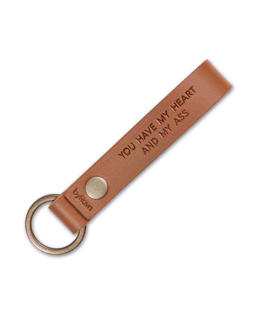 RAVN Schlüsselanhänger aus Cognac-Leder mit Schlüsselring in Antikmessing und der Gravur "You have my heart and my ass"