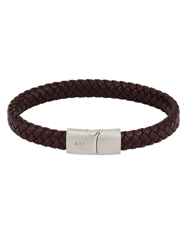 RAY Lederarmband von byRavn aus dunkelbraunem geflochtenem Leder mit Magnetverschluss aus Edelstahl und den Initialen "S + J" graviert