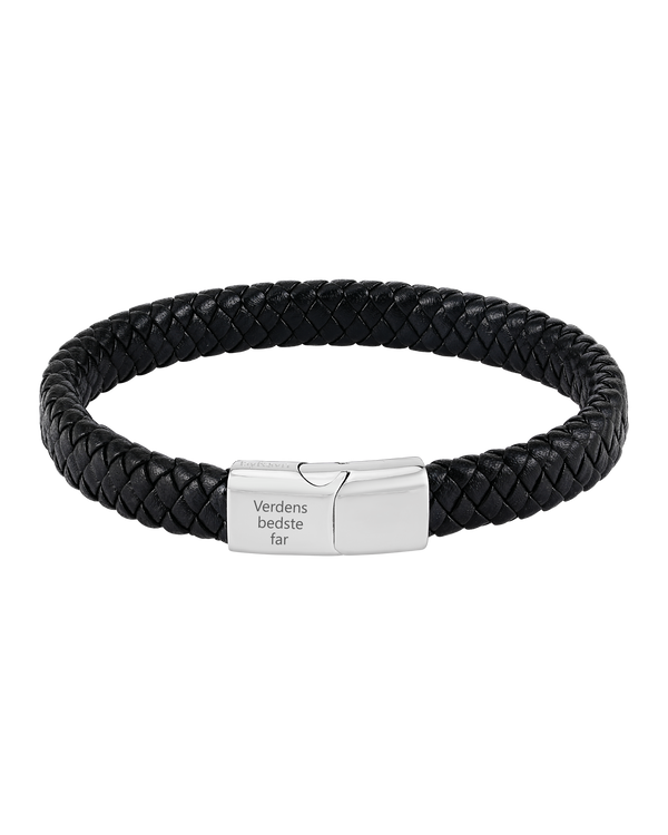 RAY Lederarmband von byRavn aus schwarzem geflochtenem Leder mit Magnetverschluss aus Edelstahl und der Gravur "Verdens bedste far"