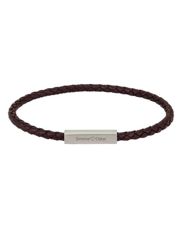 RIO Lederarmband von byRavn aus dunkelbraunem geflochtenem Leder mit Edelstahlverschluss und der Gravur "Simone ♡ Oskar"