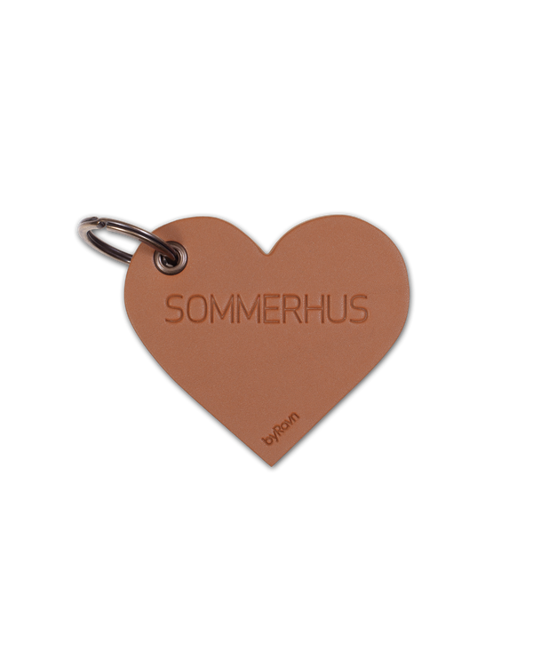 ROSE herzförmiger Schlüsselanhänger von byRavn aus Leder in Cognac mit der Gravur "Sommerhus" und Schlüsselring aus Metall