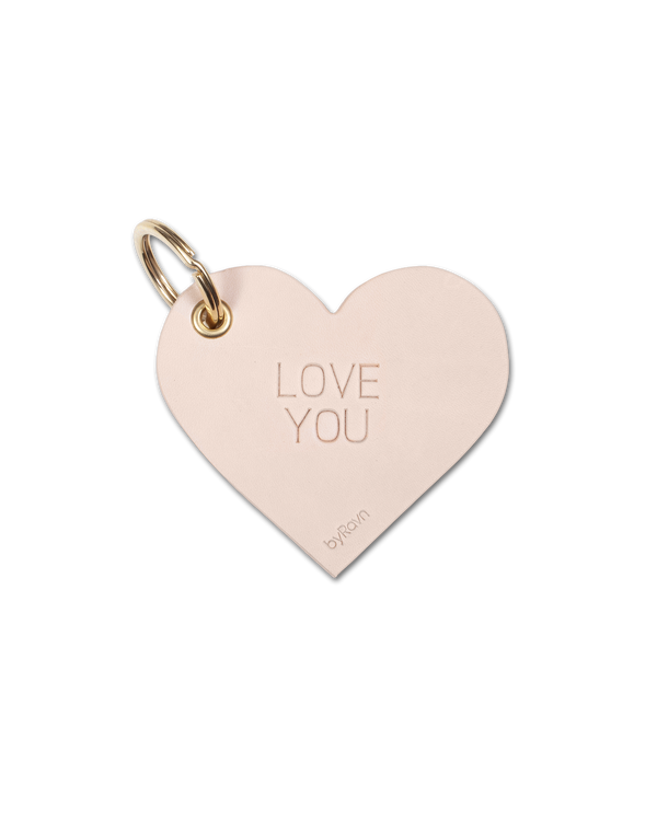 ROSE herzförmiger Schlüsselanhänger von byRavn aus naturfarbenem Leder mit der Gravur "Love you" und goldfarbenem Schlüsselring