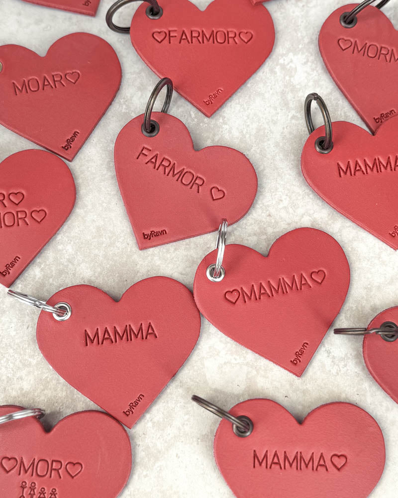 Rote ROSE Herz-Schlüsselanhänger aus Leder mit den Gravuren ♡ "Farmor" ♡, "Mamma" ♡ und ♡ "Mor" ♡ mit Streichholz-Familie