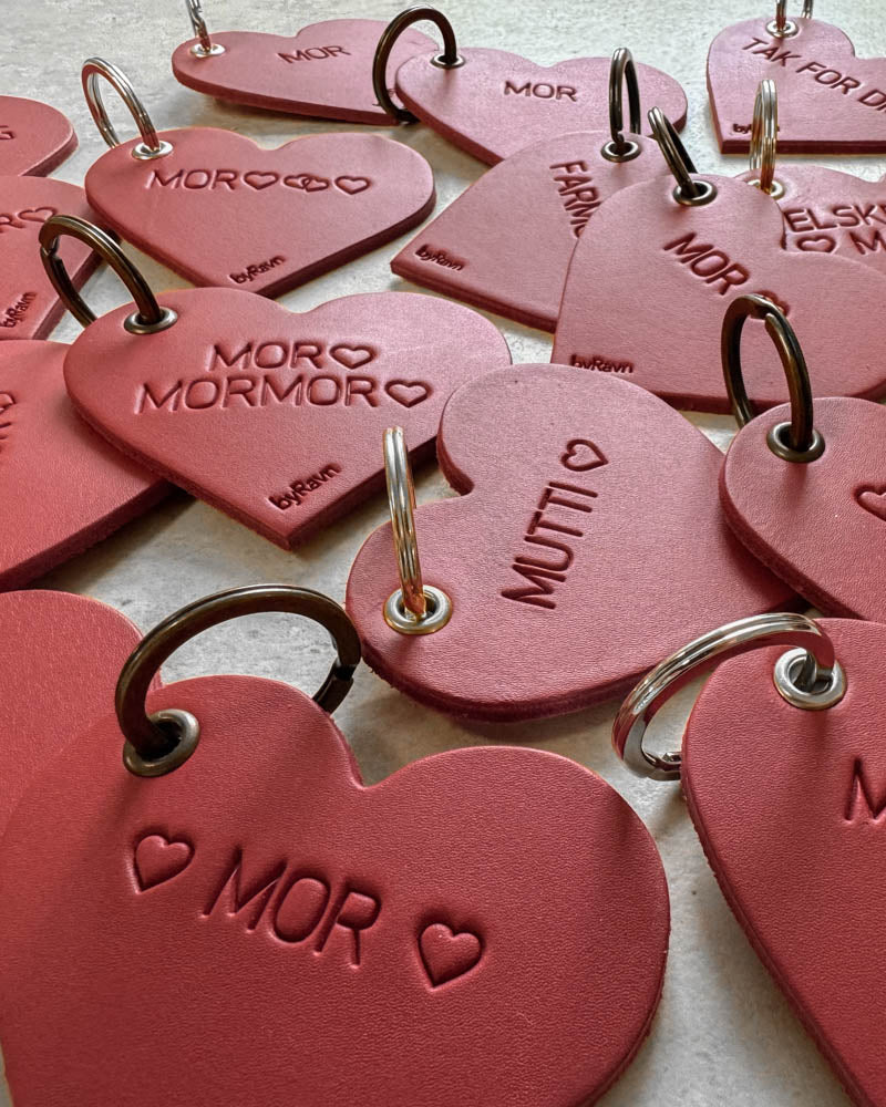 Rote ROSE Herz-Schlüsselanhänger aus Leder in Nahaufnahme mit den Gravuren ♡ "Mor" ♡, "Mutti" ♡ und "Mor ♡ Mormor ♡"