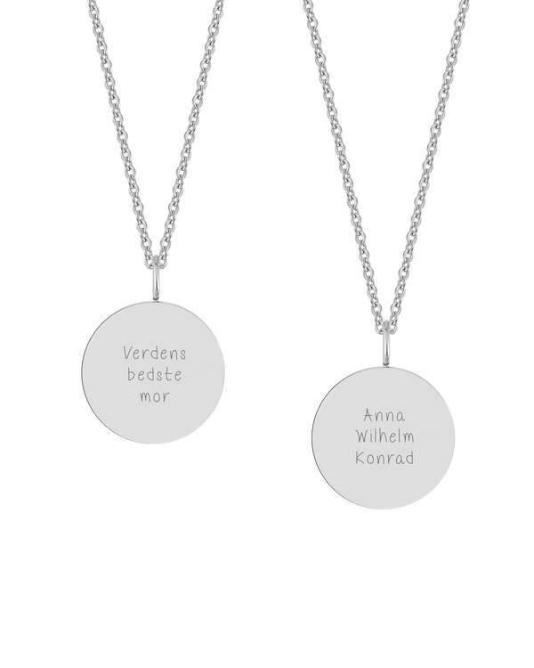 SIA QUOTE SCRIPT Halskette von byRavn aus silberfarbenem Edelstahl, Handschrift "Verdens bedste mor" und "Anna Wilhelm Konrad"