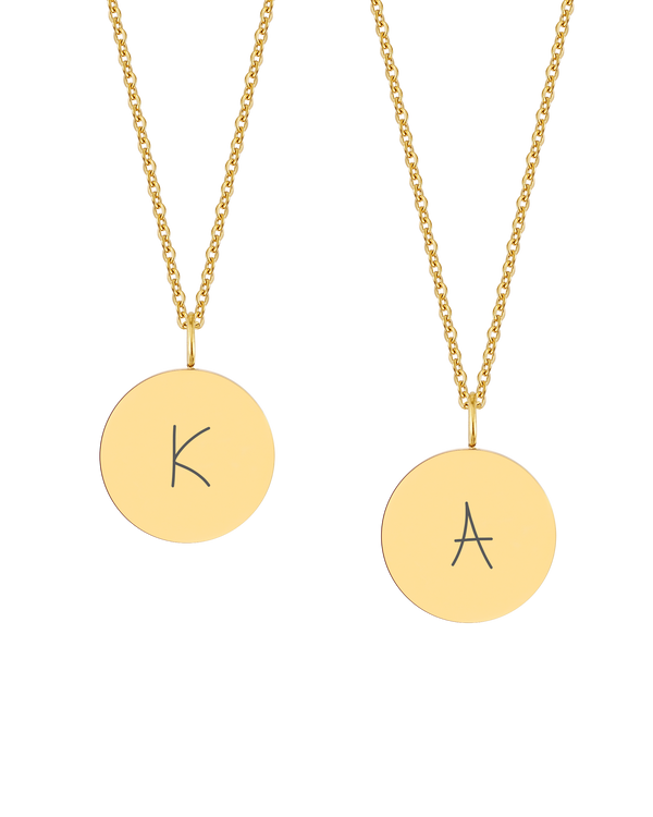SIA LETTER SCRIPT Halskette von byRavn aus vergoldetem Edelstahl, zwei runde Anhänger mit den Buchstaben "K" und "A" in Handschrift graviert