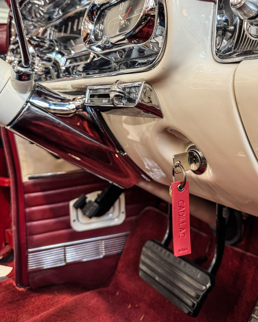 SOLO Small Schlüsselanhänger aus rotem Leder mit der Gravur "Cadillac" im Zündschloss eines Oldtimers