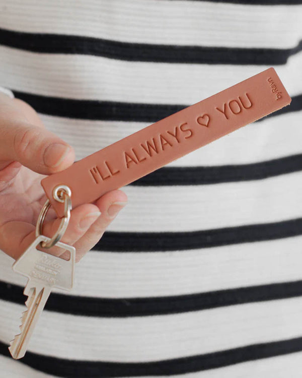 SOLO Large Schlüsselanhänger aus Leder in Cognac, in der Hand gehalten, mit Schlüssel und der Gravur "I'll always ♡ you"
