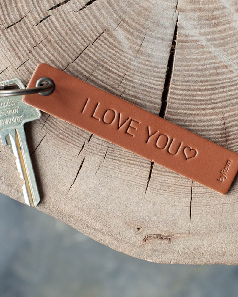 SOLO Medium Schlüsselanhänger aus Leder in Cognac mit der Gravur "I love you" ♡ und Schlüssel auf Holzscheibe