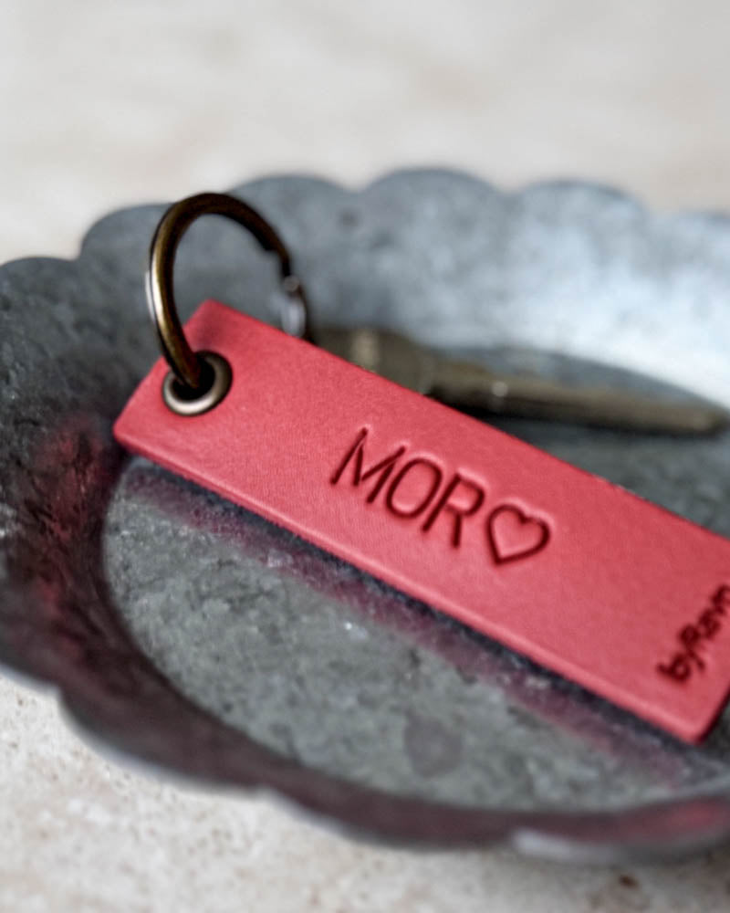 SOLO Small Schlüsselanhänger aus rotem Leder mit der Gravur "Mor" ♡, Antikmessing-Ring und Schlüssel in Zinkschale