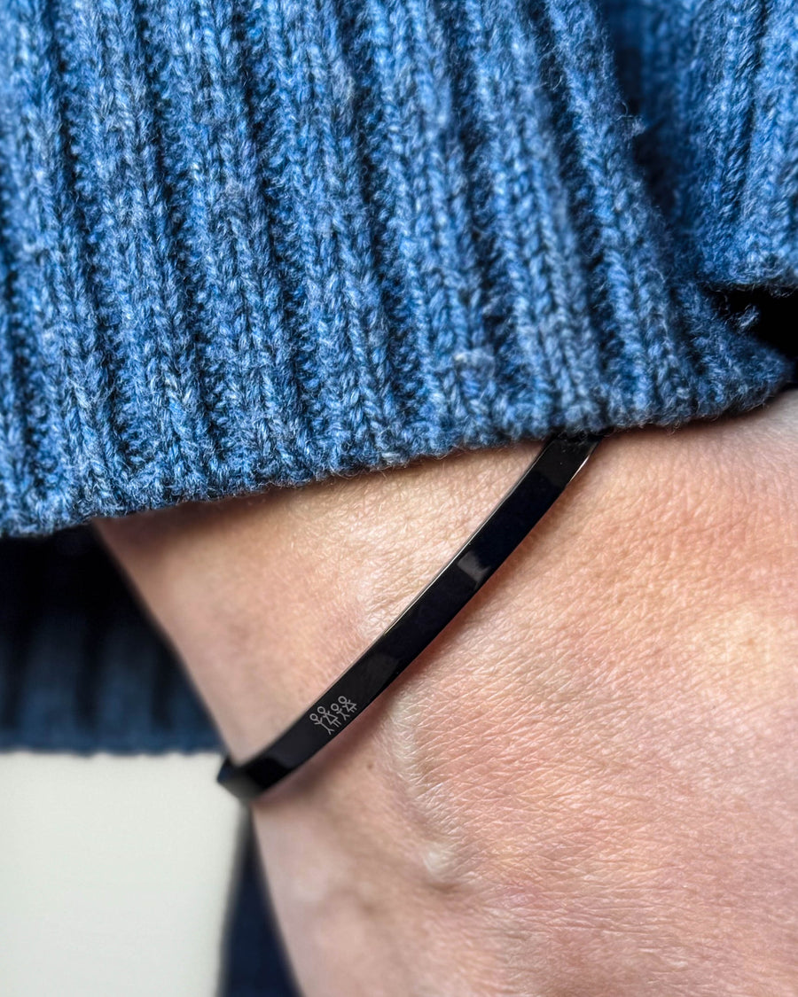 VENUS STICK Armband aus schwarzem Edelstahl mit gravierter Streichholz-Familie am Handgelenk, blauer Rippstrick