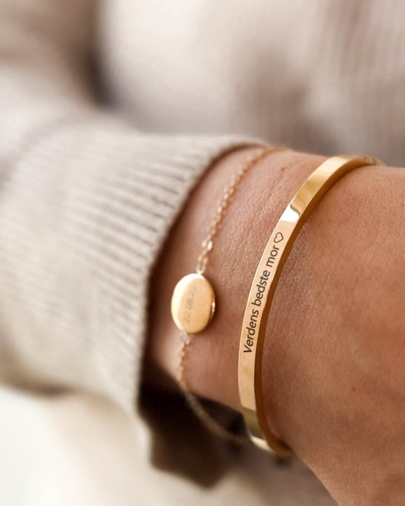 VENUS Armband aus vergoldetem Edelstahl mit der Gravur "Verdens bedste mor" ♡ kombiniert mit IBI Kettenarmband mit runder Platte