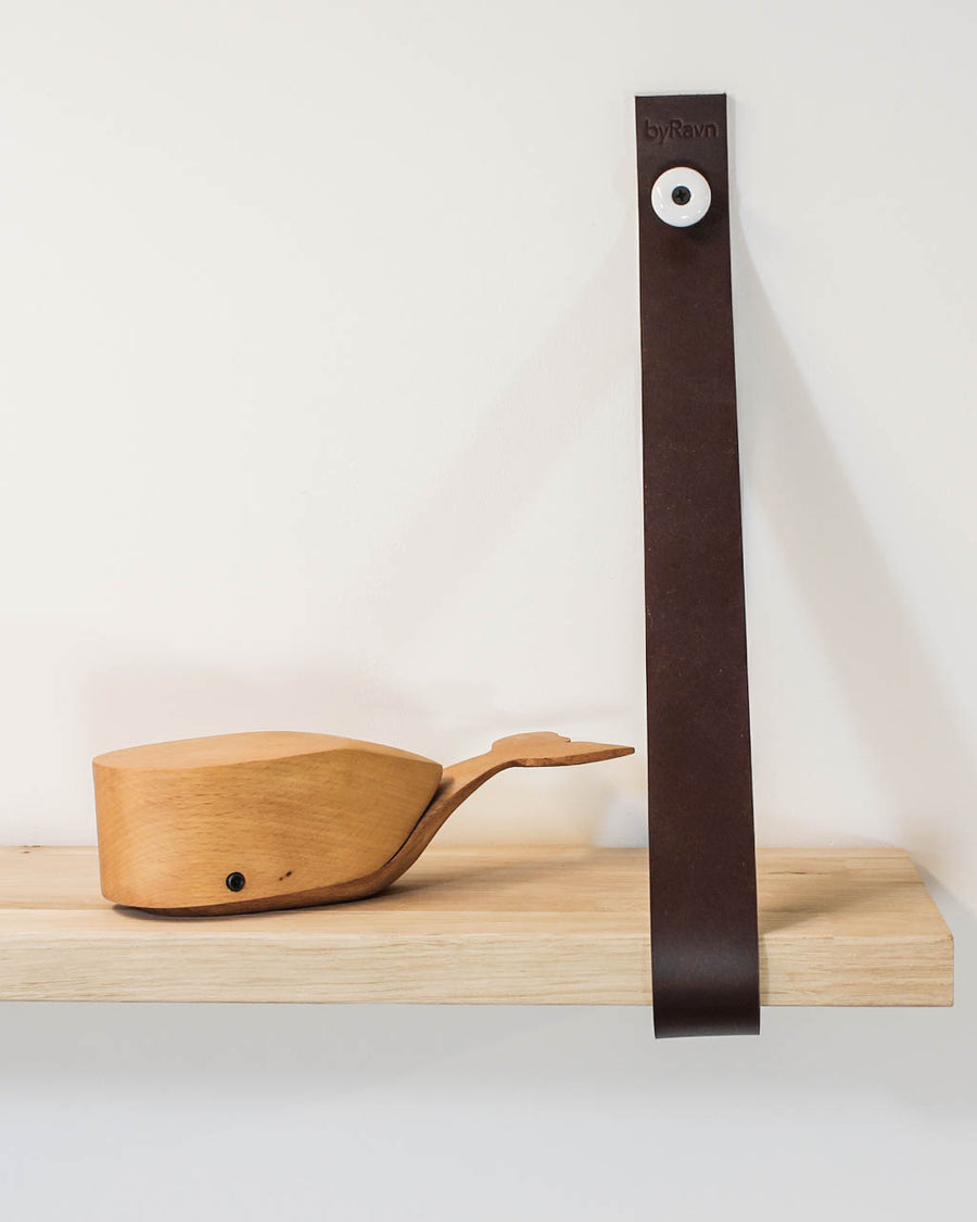 WAVE Lederschlaufe aus dunkelbraunem Leder mit Porzellanknauf hält Holzregal mit Holzwal
